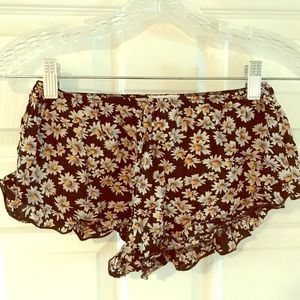 Cotton “daisy” shorts with ruffle trim.